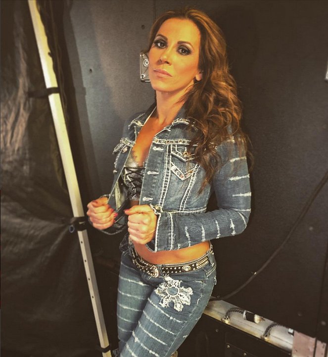 WWE TLC: Tables, Ladders & Chairs - Tournage - Mickie James