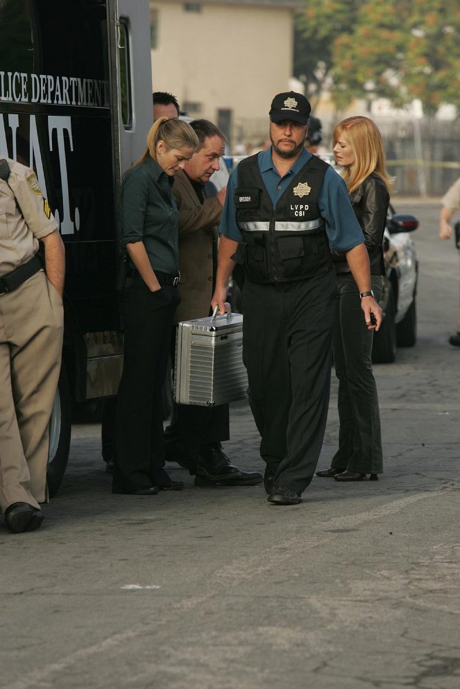 CSI: Kryminalne zagadki Las Vegas - Strzelanina, cz. 1 - Z filmu - Louise Lombard, Paul Guilfoyle, William Petersen, Marg Helgenberger