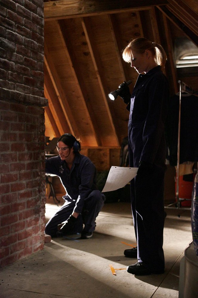 CSI: Crime Scene Investigation - Season 6 - Up in Smoke - Del rodaje - Jorja Fox, Marg Helgenberger