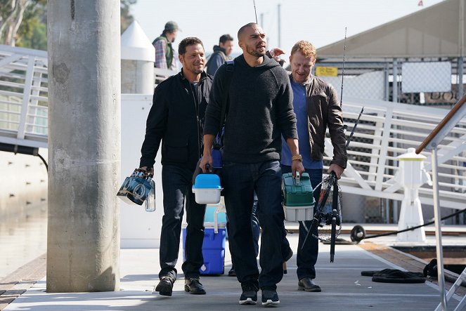 Grey's Anatomy - Come on Down to My Boat, Baby - Photos - Justin Chambers, Jesse Williams, Kevin McKidd
