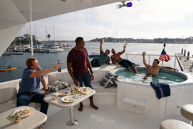 Grey's Anatomy - Come on Down to My Boat, Baby - Photos - Kevin McKidd, Jason George, Justin Chambers, Jesse Williams, Giacomo Gianniotti