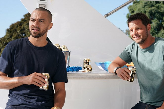 Grey's Anatomy - Come on Down to My Boat, Baby - Photos - Jesse Williams, Justin Chambers