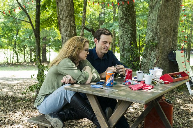 Halt and Catch Fire - A Connection Is Made - Filmfotos - Anna Chlumsky, Scoot McNairy