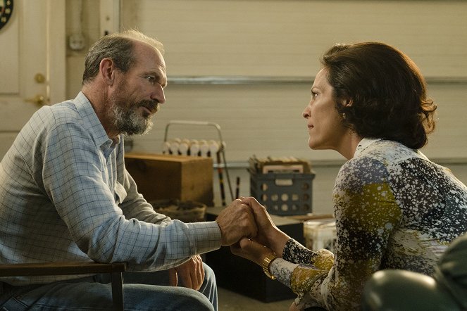 Halt and Catch Fire - Season 4 - A Connection Is Made - Van film - Toby Huss, Annabeth Gish