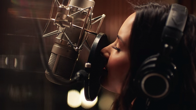 Demi Lovato: Simply Complicated - Van film