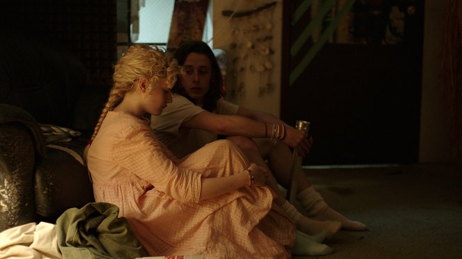 A Fita Azul - Do filme - Julia Garner