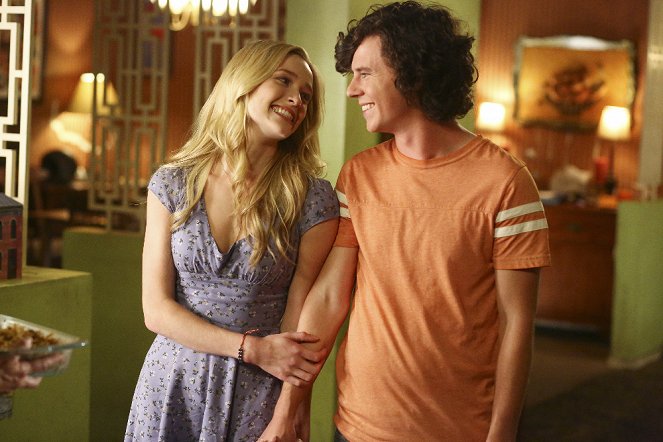 The Middle - The Core Group - Photos - Greer Grammer, Charlie McDermott