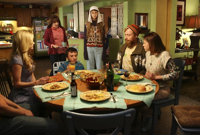 A semmi közepén - Season 8 - Szűk körben - Filmfotók - Greer Grammer, Patricia Heaton, Atticus Shaffer, Casey Burke, Eden Sher