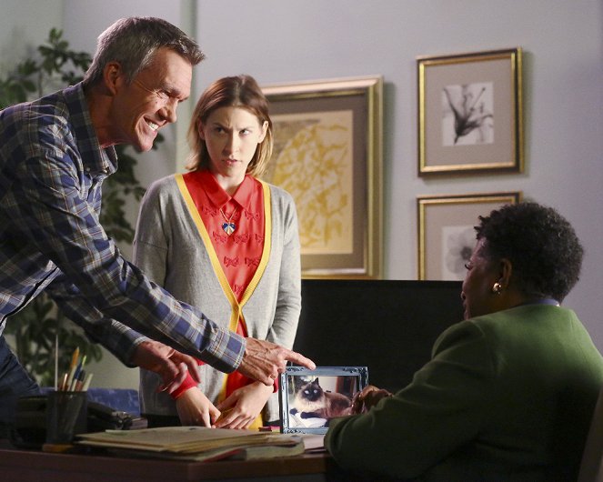 The Middle - A Tough Pill to Swallow - Van film - Neil Flynn, Eden Sher