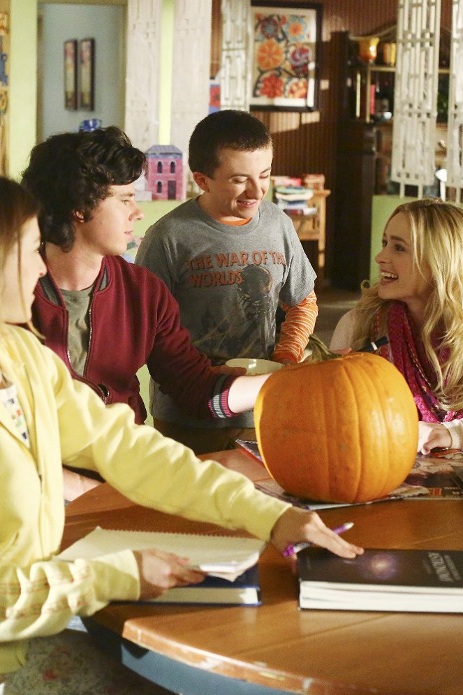 Pępek świata - Season 8 - Halloween VIII: The Heckoning - Z filmu - Charlie McDermott, Atticus Shaffer, Greer Grammer