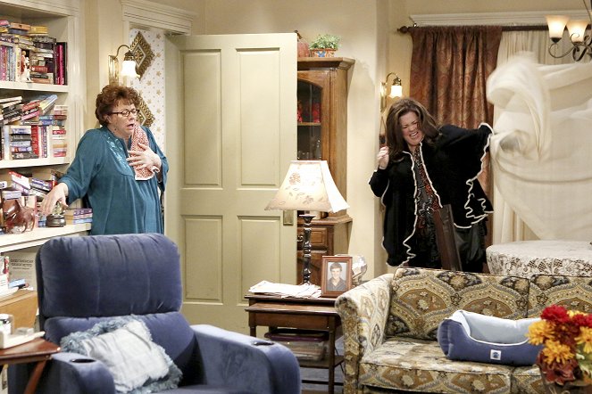 Mike & Molly - Three Girls and an Urn - Do filme - Rondi Reed, Melissa McCarthy