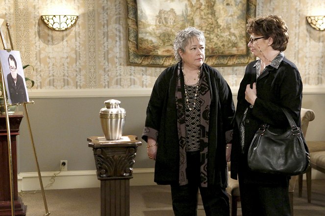 Mike & Molly - Three Girls and an Urn - Film - Kathy Bates, Rondi Reed