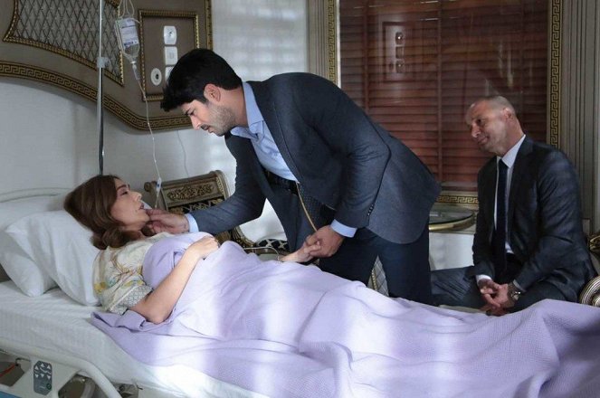 Kara Sevda - Filmfotos - Zerrin Tekindor, Burak Özçivit, Kürşat Alnıaçık