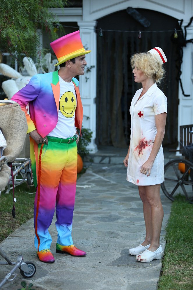 Modern Family - Halloween 3: AwesomeLand - Photos - Ty Burrell, Julie Bowen