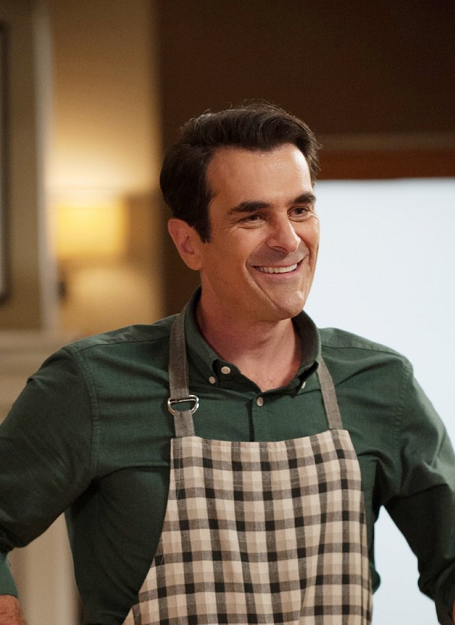 Modern Family - Three Turkeys - Photos - Ty Burrell