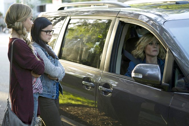 Modern Family - The Day We Almost Died - Photos - Sarah Hyland, Ariel Winter, Julie Bowen
