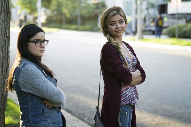 Modern Family - The Day We Almost Died - Photos - Ariel Winter, Sarah Hyland