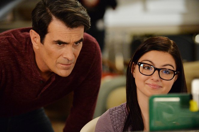 Modern Family - Connection Lost - Photos - Ty Burrell, Ariel Winter