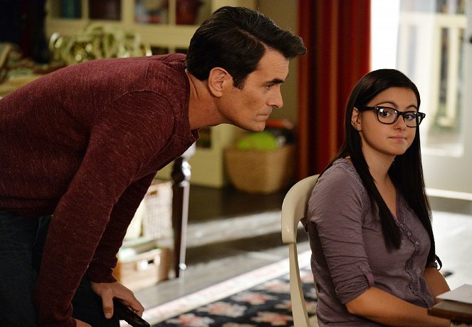 Modern Family - Connection Lost - Photos - Ty Burrell, Ariel Winter