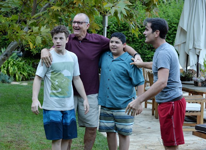 Modern Family - Ein Schrank – Gott sei Dank! - Filmfotos - Nolan Gould, Ed O'Neill, Rico Rodriguez, Ty Burrell