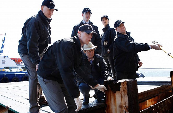 NCIS: Naval Criminal Investigative Service - Moonlighting - Photos - Mark Harmon, Sean Murray, Brian Dietzen, David McCallum, Cote de Pablo, Michael Weatherly