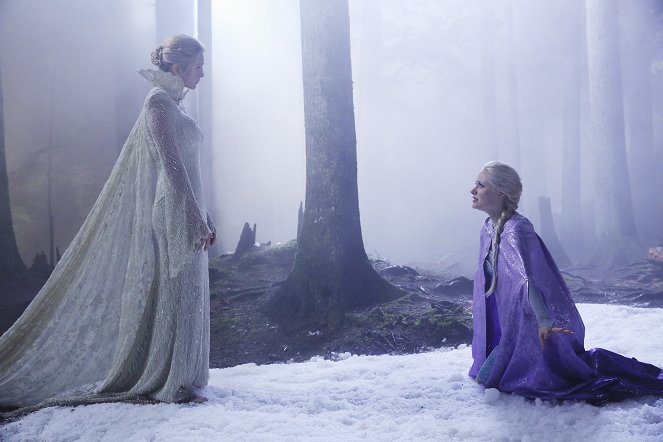 Once Upon a Time - Breaking Glass - Photos - Elizabeth Mitchell, Georgina Haig