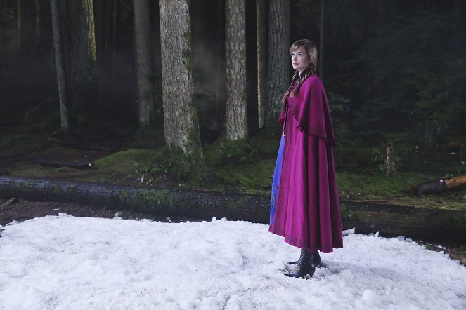Once Upon a Time - Breaking Glass - Photos - Elizabeth Lail