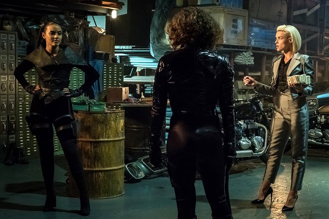 Gotham - A Day in the Narrows - Photos - Jessica Lucas, Erin Richards