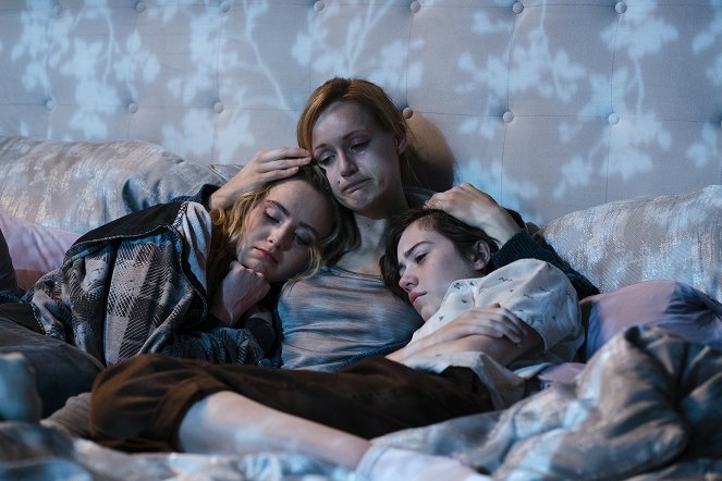 Halt and Catch Fire - Who Needs a Guy - Van film - Kathryn Newton, Kerry Bishé