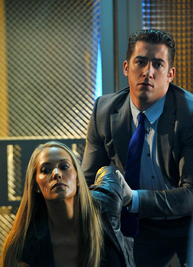 CSI: Miami - Season 7 - Dissolved - Photos - Elizabeth Berkley, Jonathan Togo