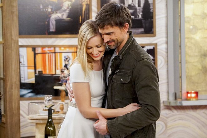 2 Broke Girls - And the Baby and Other Things - Photos - Beth Behrs, Christopher Gorham