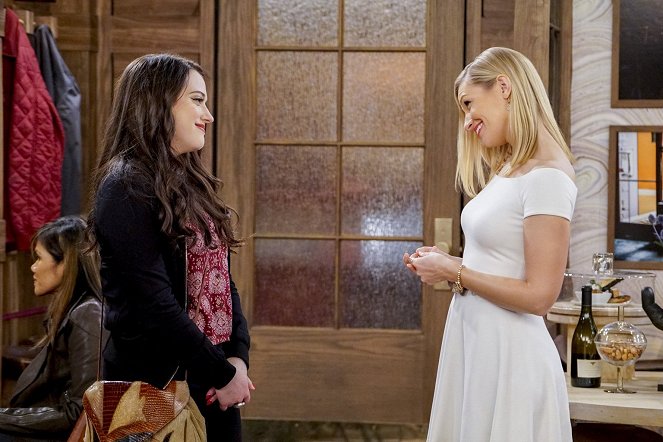 2 Broke Girls - And the Baby and Other Things - Photos - Kat Dennings, Beth Behrs