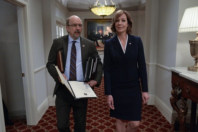 Mom - Pure Evil and a Free Piece of Cheesecake - Photos - Richard Schiff, Allison Janney