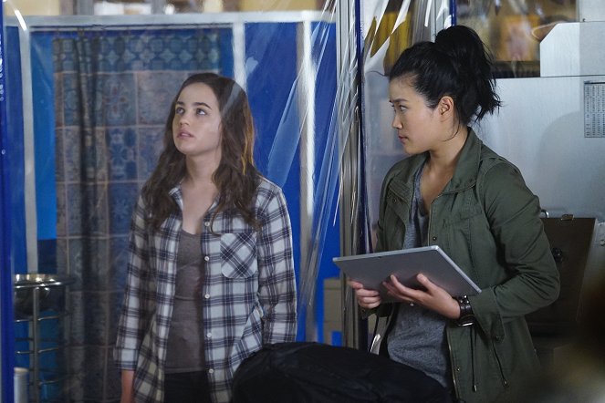 Scorpion - Season 3 - Don't Burst My Bubble - Photos - Mary Mouser, Jadyn Wong