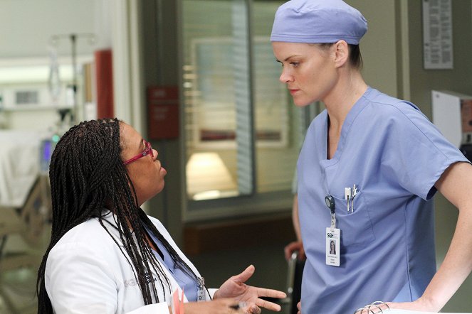 Grey's Anatomy - The Time Warp - Photos - Chandra Wilson, Missi Pyle