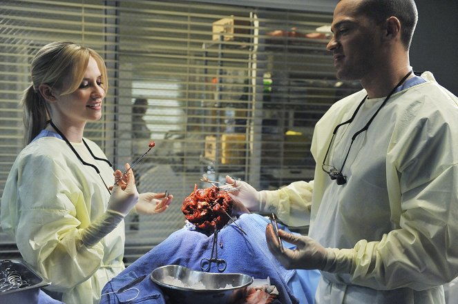 Grey's Anatomy - Valentine's Day Massacre - Photos - Chyler Leigh, Jesse Williams