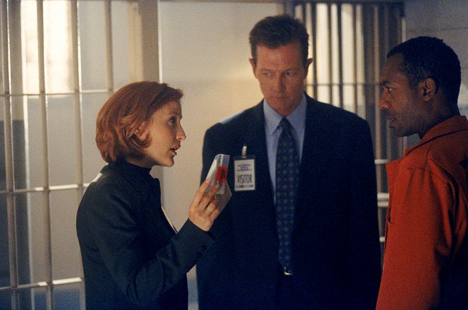 The X-Files - Season 8 - Redrum - Photos - Gillian Anderson, Robert Patrick, Joe Morton