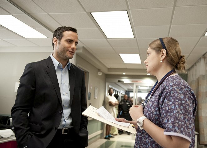 Nurse Jackie - Season 5 - Smile - Photos - Dominic Fumusa, Merritt Wever