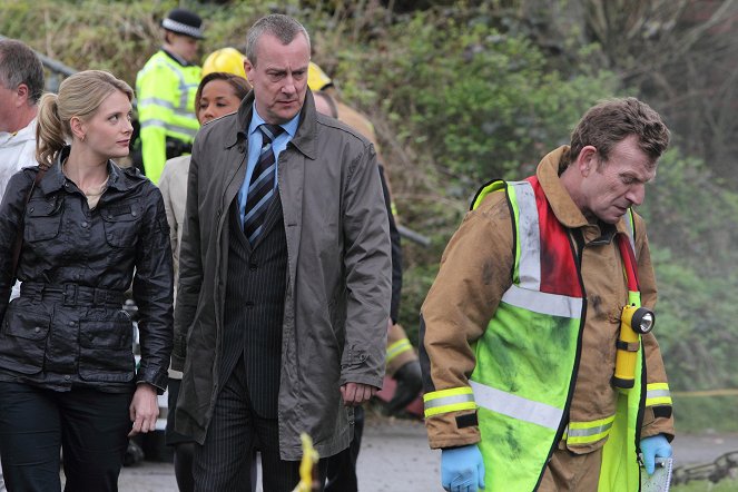 DCI Banks - Season 1 - Playing with Fire: Part 1 - Photos - Andrea Lowe, Stephen Tompkinson, Marc Finn