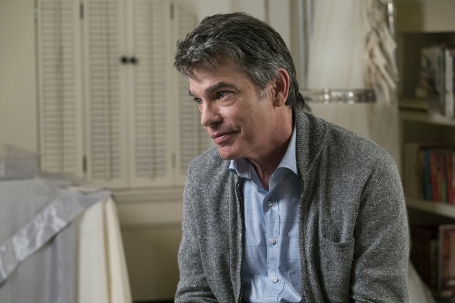 A Bad Moms Christmas - Photos - Peter Gallagher