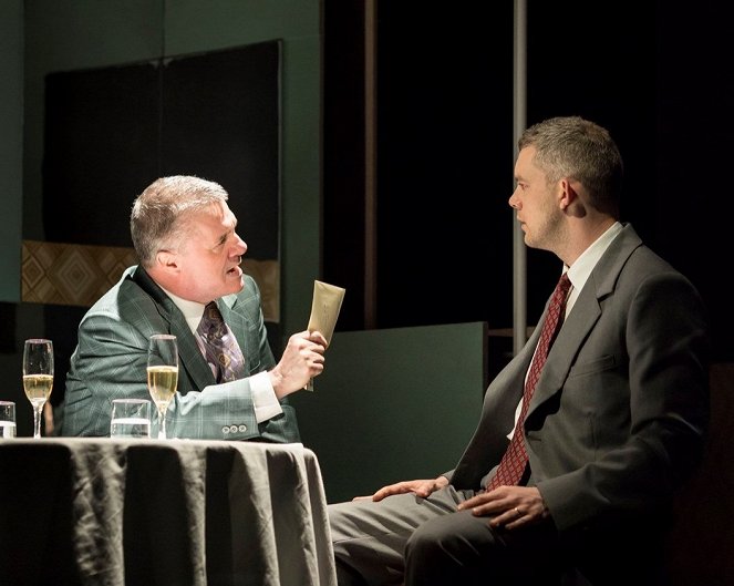 Angels in America Part One - Millennium Approaches - Filmfotos - Nathan Lane, Russell Tovey