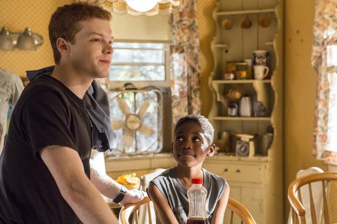 Shameless - Season 8 - We Become What We Think Frank! - Photos - Cameron Monaghan, Christian Isaiah