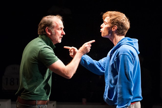 The Curious Incident of the Dog in the Night-Time - Photos - Paul Ritter, Luke Treadaway
