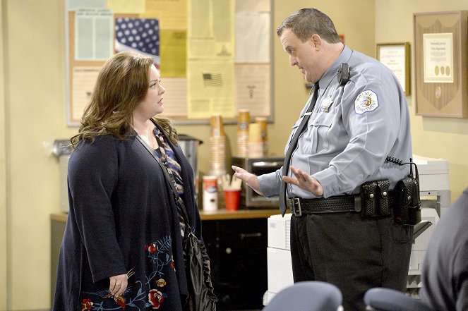 Mike & Molly - Who's Afraid of J.C. Small - Photos - Melissa McCarthy, Billy Gardell