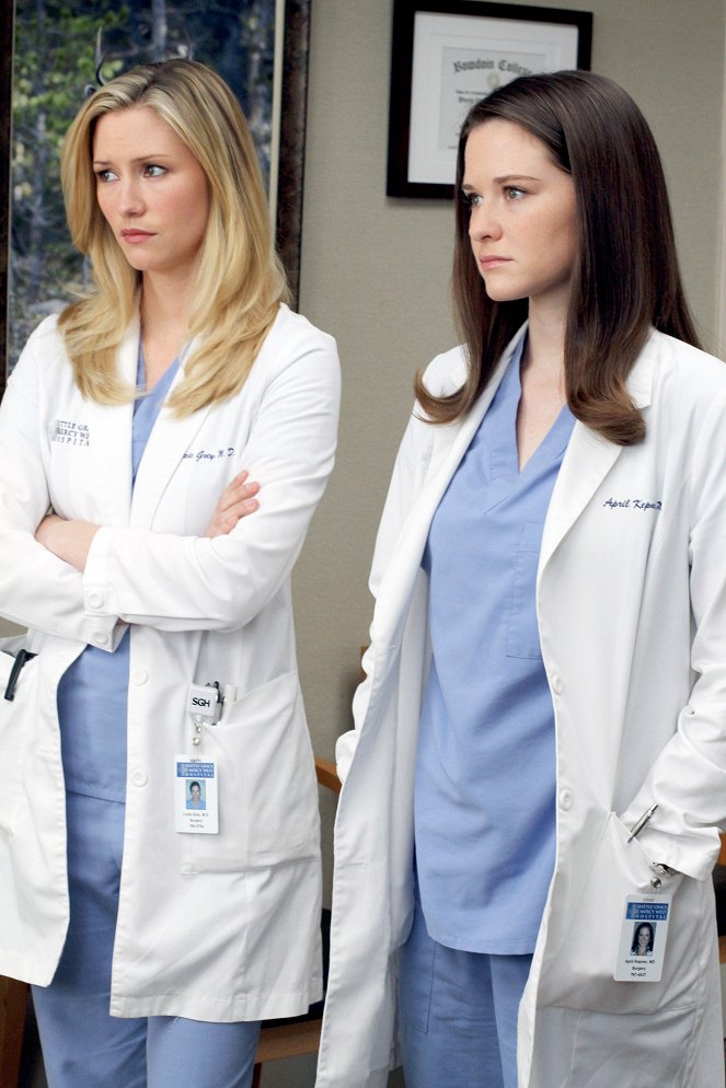 Grey's Anatomy - Sympathy for the Parents - Photos - Chyler Leigh, Sarah Drew
