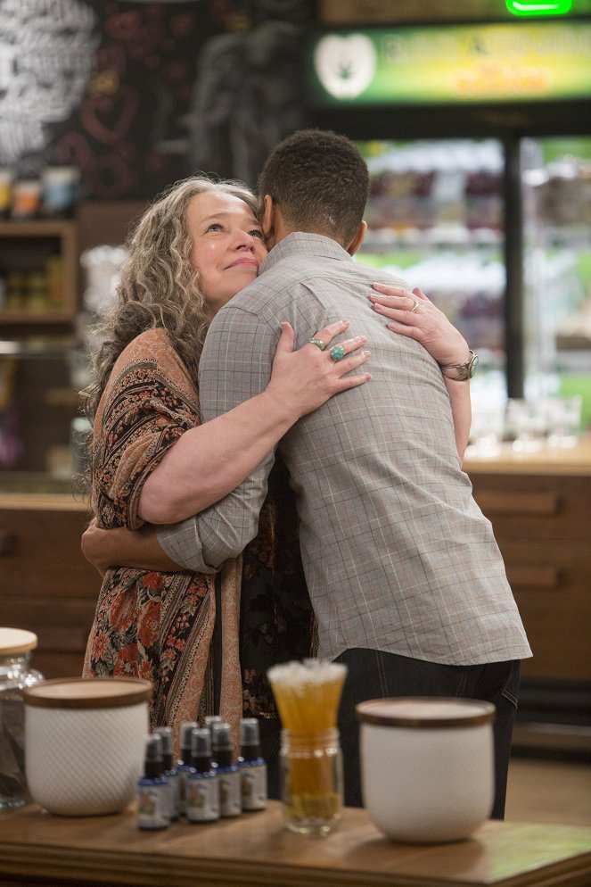 Disjointed - Season 1 - Omega Strain - Photos - Kathy Bates