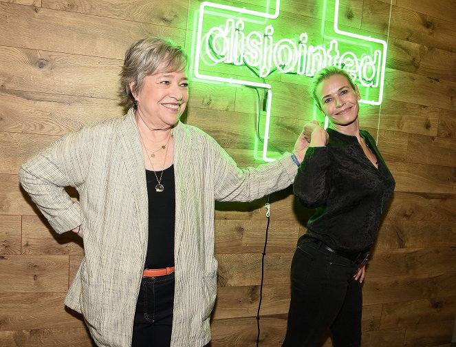 Rodzina w oparach - Season 1 - Z imprez - Netflix 'Disjointed' Dispensary Activation and Premiere Screening with Reception on August 24, 2017 - Kathy Bates, Chelsea Handler