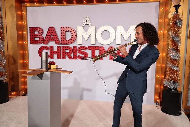 Mães à Solta 2 - De eventos - The Premiere of A Bad Moms Christmas in Westwood, Los Angeles on October 30, 2017 - Kenny G