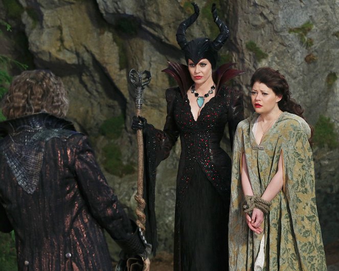 Once Upon a Time - Heroes and Villains - Photos - Kristin Bauer van Straten, Emilie de Ravin