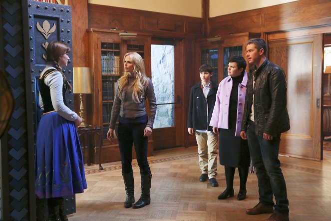 Once Upon a Time - Heroes and Villains - Photos - Elizabeth Lail, Jennifer Morrison, Jared Gilmore, Ginnifer Goodwin, Josh Dallas